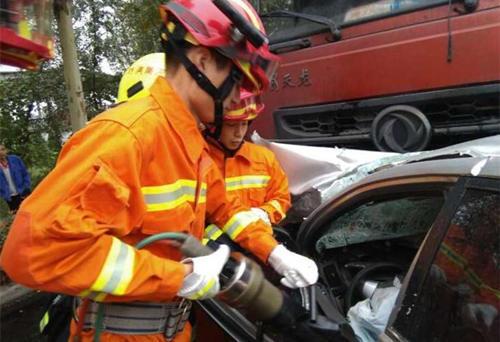 濟源一轎車連撞3車 已致2人死亡