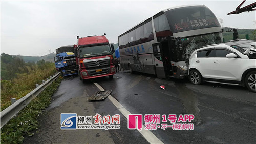 泉南高速發生3起嚴重交通事故:小車被壓扁 4人死亡