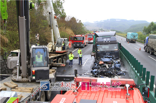泉南高速發生3起嚴重交通事故:小車被壓扁 4人死亡