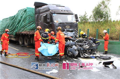 泉南高速發生3起嚴重交通事故:小車被壓扁 4人死亡
