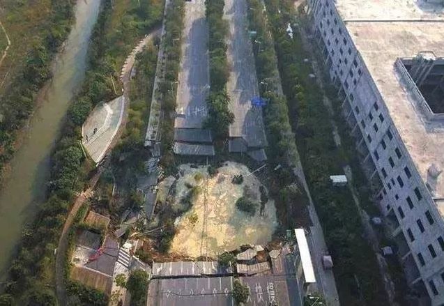 地鐵施工透水引發坍塌