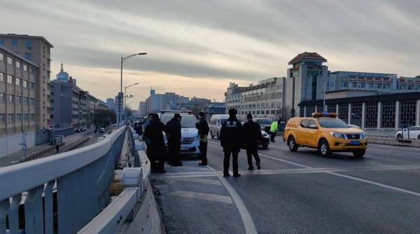 北京通報公交車司機突然暈倒致事故 乘務員緊急剎車!與對向車道車輛發生剮蹭!