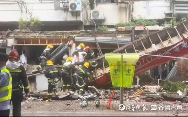 上海一商業(yè)街門頭連片坍塌 突發(fā)事故現(xiàn)場(chǎng)救援