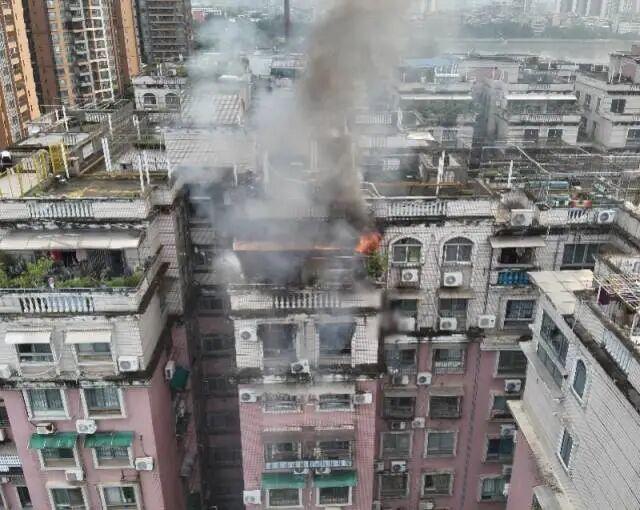 廣州一高層住宅9樓發(fā)生火災(zāi)