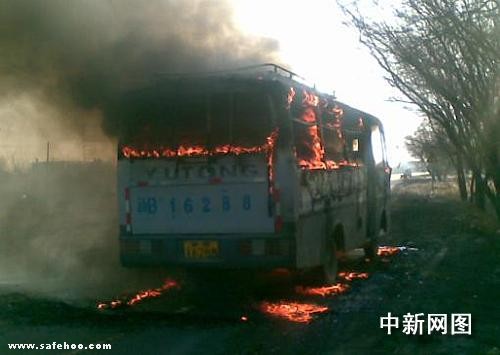 新疆石河子一輛中巴車突發大火無人傷亡(圖)