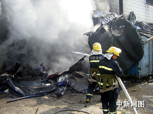 河南唐河縣一油罐車發生爆炸事故 致8人受傷(圖) 河南唐河縣一油罐車發生爆炸事故 致8人受傷(圖)