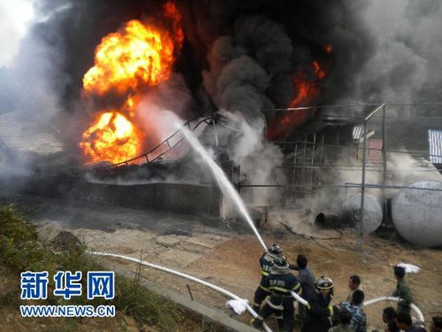 圖文：湖北當陽一化工廠突發火災