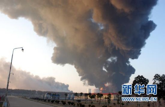 12月18日,華辰能源丙烯罐起火,濃煙沖天。新華社發(王洪戰攝) 12月18日,華辰能源丙烯罐起火,濃煙沖天。新華社發(王洪戰攝)