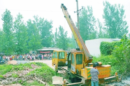 吊車(chē)臂砸斷高壓線(xiàn)操作員觸電身亡(圖)