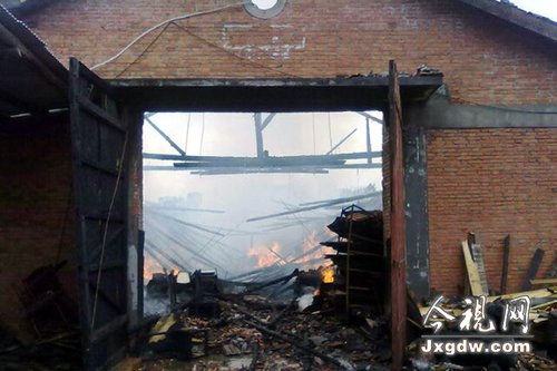組圖:南昌市青山北路一木材倉(cāng)庫(kù)發(fā)生火災(zāi)