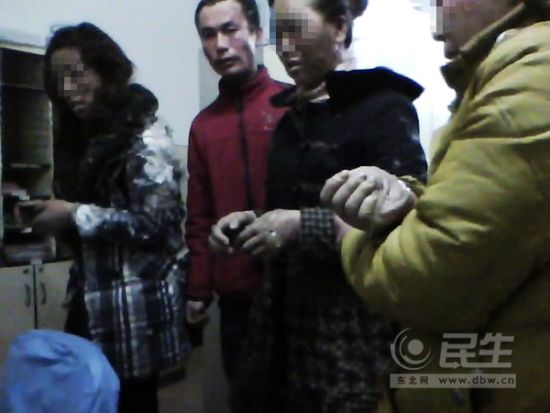事故中的3名女傷者。她們均頭面部、手部受傷。東北網記者 陳靜 攝 事故中的3名女傷者。她們均頭面部、手部受傷。東北網記者 陳靜 攝