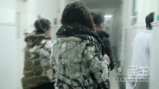 傷者所穿羽絨服等棉衣在事故中“開花”,大面積破損。東北網記者 陳靜 攝 傷者所穿羽絨服等棉衣在事故中“開花”,大面積破損。東北網記者 陳靜 攝