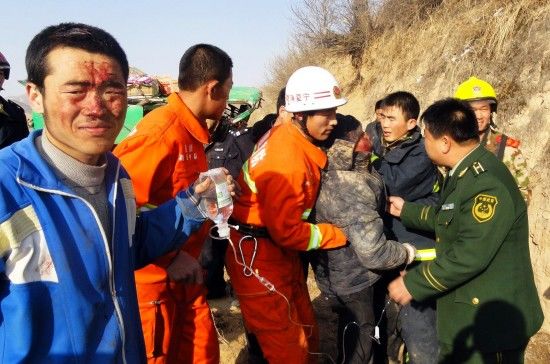 消防中隊官兵在交通事故現(xiàn)場轉(zhuǎn)移傷員。新華社發(fā)（馬鯤 攝）