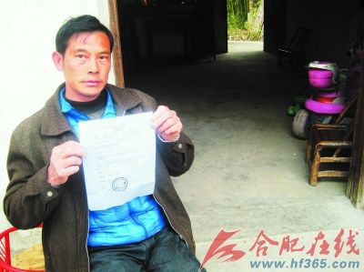 羅家平拿著他的“疑似塵肺”病歷，輕飄飄的一張紙似有千斤重。