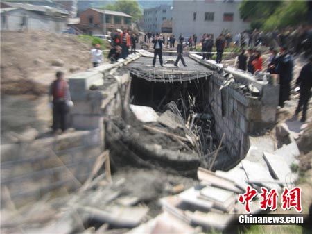 浙江永康在建公路蓋板橋坍塌。 浙江永康在建公路蓋板橋坍塌。